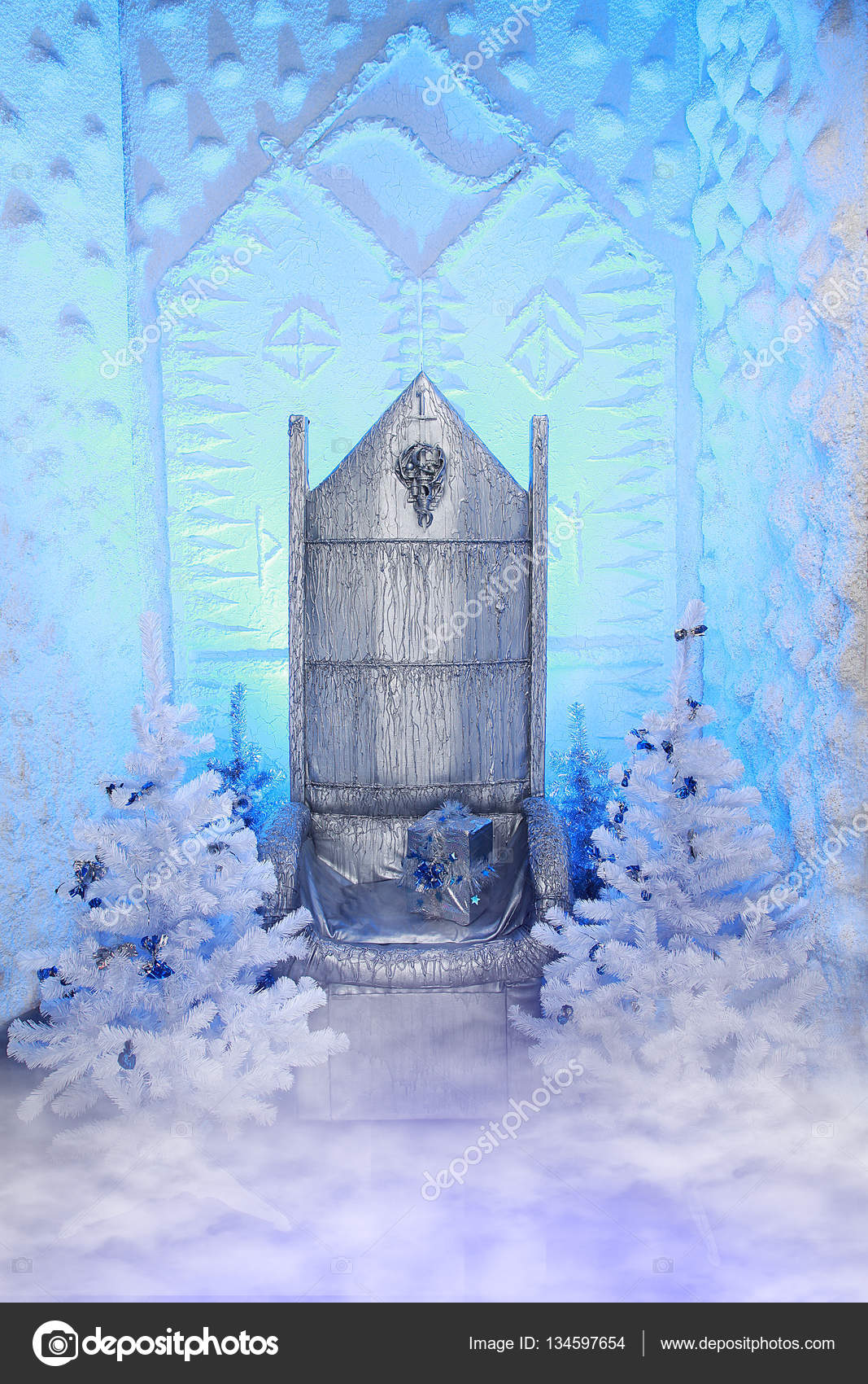 Winter Queen Chair Snow Gates Stock Photo by ©agnadevi 134597654