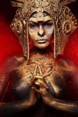 güzel kız modeli ayakta ve Doğu Astroloji takvimine göre altın maymun yaratıcı vücut sanatı ile poz