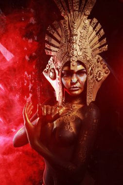 güzel kız modeli ayakta ve Doğu Astroloji takvimine göre altın maymun yaratıcı vücut sanatı ile poz