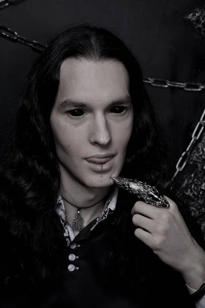 Przystojny piękny mężczyzna gotyckich wampirów — Zdjęcie stockowe