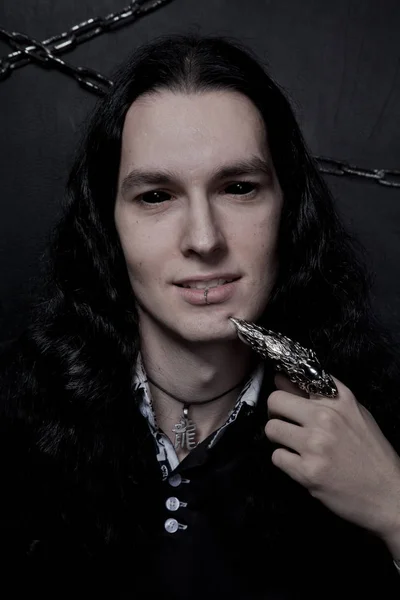 Schöner schöner gotischer Mann Vampir — Stockfoto