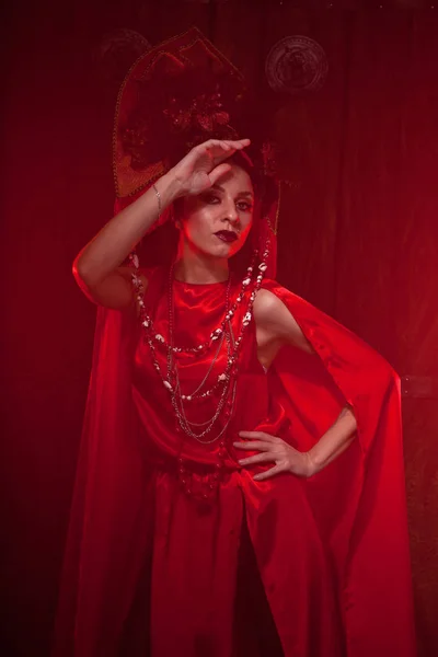 Affascinante Giovane Ragazza Posa Abito Rosso Elegante Con Grande Stilista — Foto Stock