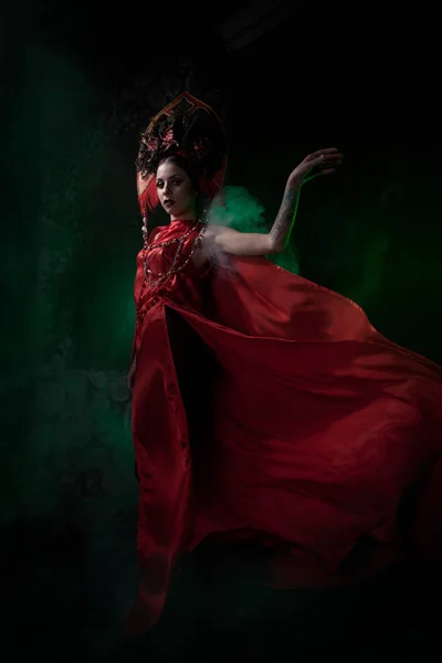 Uroczy Młoda Dziewczyna Stwarzających Stylowe Czerwona Sukienka Kokoshnik Projektant Mody — Zdjęcie stockowe