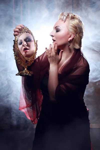 Själv älskare onda drottningen med spegel — Stockfoto