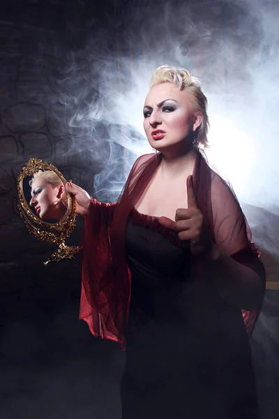 Τρομακτικό Ξανθιά Γυναίκα Που Δημιουργούν Μαγεία Χρυσό Καθρέφτη — Φωτογραφία Αρχείου