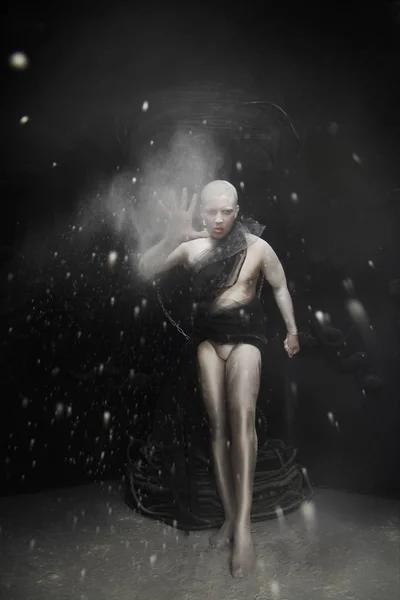 舞者在米色的氨纶紧身裤摆在黑色背景上的工作室 — 图库照片