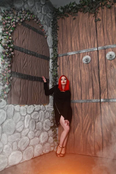 Chica de pueblo con puerta de madera — Foto de Stock