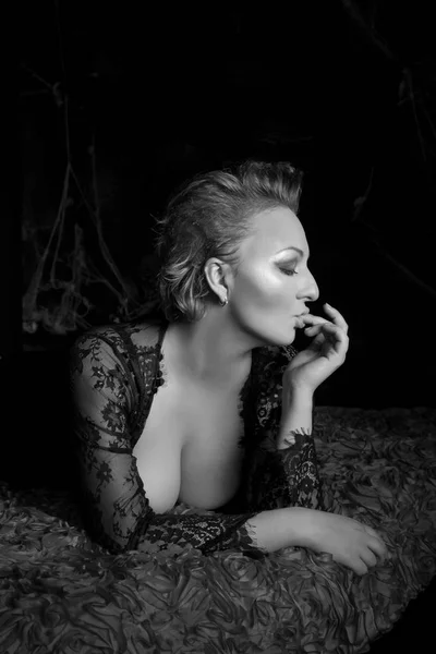 Erotický polibek glamour chic rty prsa fotomodelkou — Stock fotografie