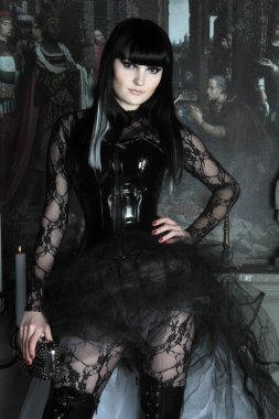 Mumlar eski kale ile poz siyah pvc ve dantel elbise giyen genç ve güzel Gotik kız