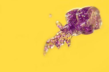 tırnak cilası glitter sıvı dökülmüş arka plan ile