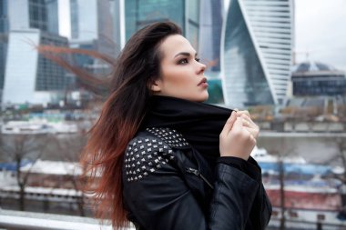 şehirde yürüyen genç ve güzel ince moda kadın