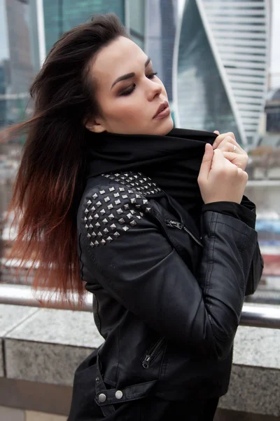 Pretty young slim fashion woman walking in the city — Stock Photo, Image