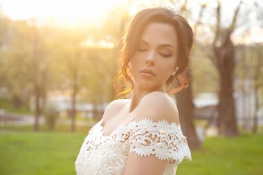 genç ve güzel gelini poz