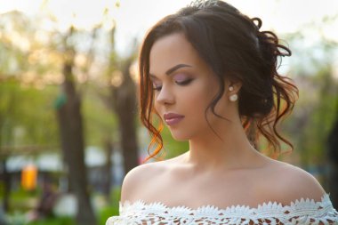 genç ve güzel gelini poz