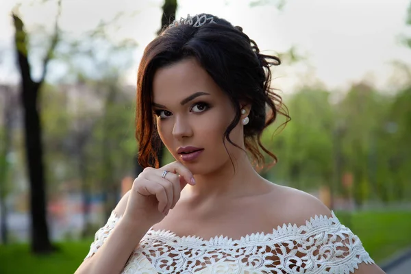 Pretty young bride posing — Stock Photo, Image