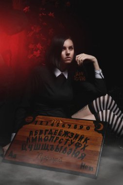 güzel okul kız cadı fala söyler ve manevi kurulu hayaletlerle ile konuşuyor