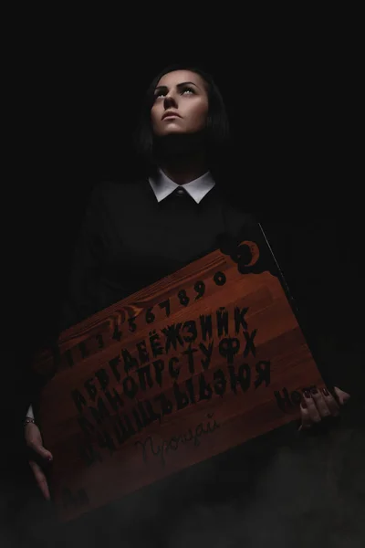 Güzel okul kız cadı fala söyler ve manevi kurulu hayaletlerle ile konuşuyor — Stok fotoğraf