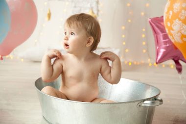 sevimli küçük bebek çocuk kız banyoda gülen ve having fun