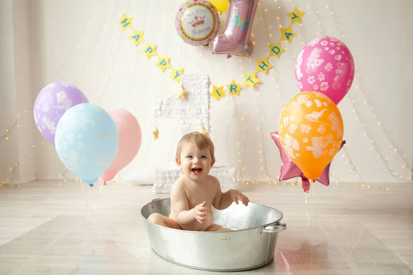 Όμορφο μωρό παιδί κοριτσάκι να διασκεδάζουν και να χαμογελά στο μπάνιο — Φωτογραφία Αρχείου