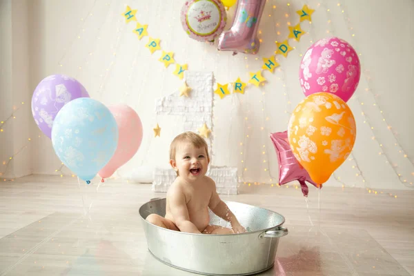 Bonito bebé niña divirtiéndose y sonriendo en el baño — Foto de Stock