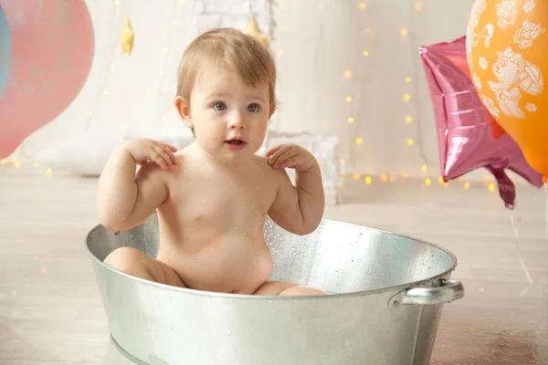 Όμορφο μωρό παιδί κοριτσάκι να διασκεδάζουν και να χαμογελά στο μπάνιο — Φωτογραφία Αρχείου