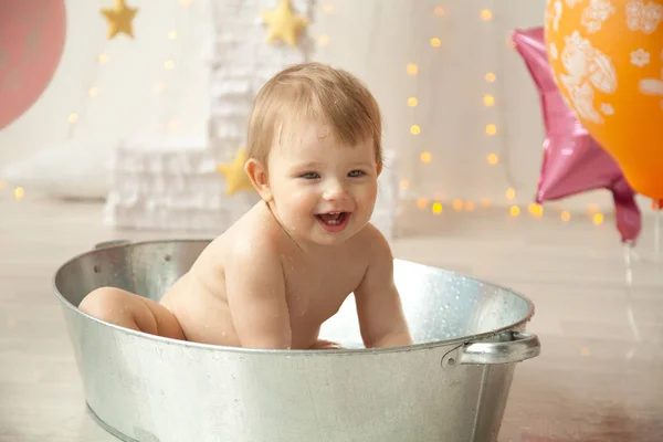 Mooi klein kind babymeisje met plezier en glimlachend in de badkamer — Stockfoto