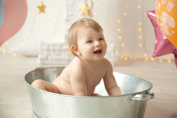 Mooi klein kind babymeisje met plezier en glimlachend in de badkamer — Stockfoto