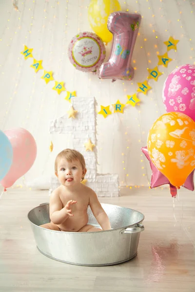 Bonito bebé niña divirtiéndose y sonriendo en el baño — Foto de Stock