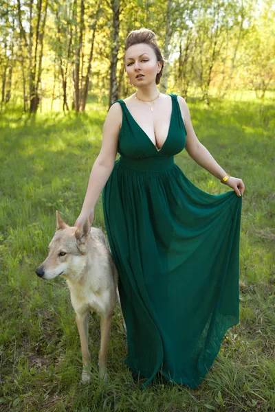 젊은 여자와 늑대 개는 최고의 행복 친구 — 스톡 사진