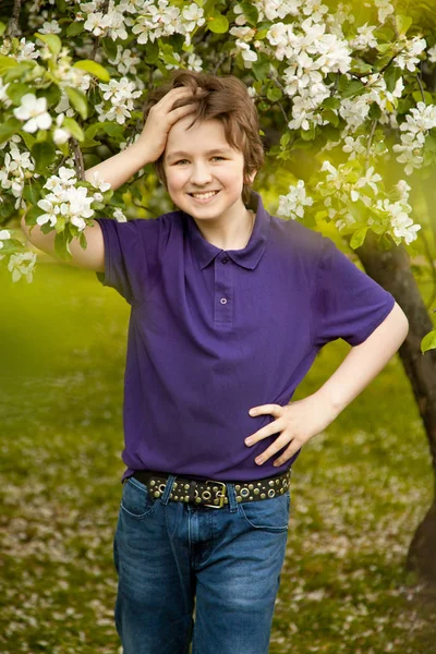 Όμορφο αγόρι παιδί στον κήπο apple ευτυχισμένος με λουλούδια την άνοιξη — Φωτογραφία Αρχείου
