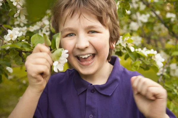 Ευτυχής χαμογελαστοί χαριτωμένο παιδί αγόρι στον κήπο έχει τη διασκέδαση — Φωτογραφία Αρχείου