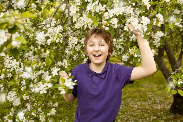 Ευτυχής χαμογελαστοί χαριτωμένο παιδί αγόρι στον κήπο έχει τη διασκέδαση — Φωτογραφία Αρχείου