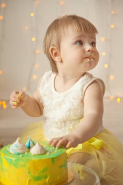 bir yıl bebek kız kızı ile mutlu aile