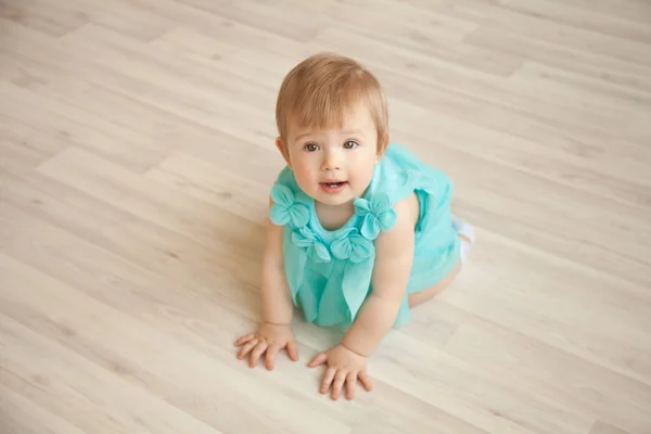 Gelukkige familie met één jaar baby meisje-dochter — Stockfoto