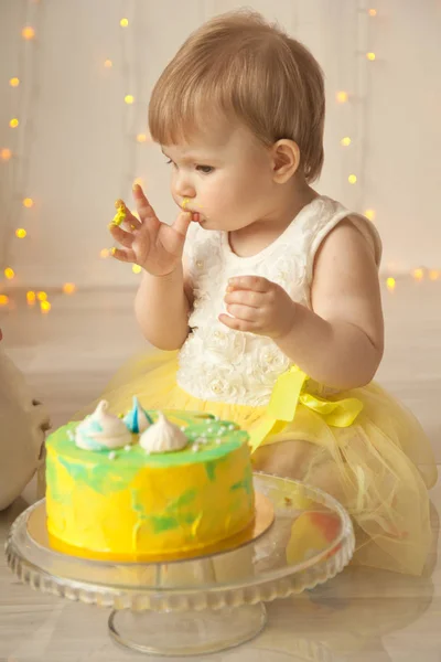 Familia feliz con un año hija niña — Foto de Stock