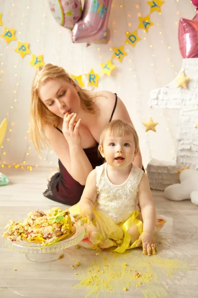 Familia feliz con un año hija niña — Foto de Stock