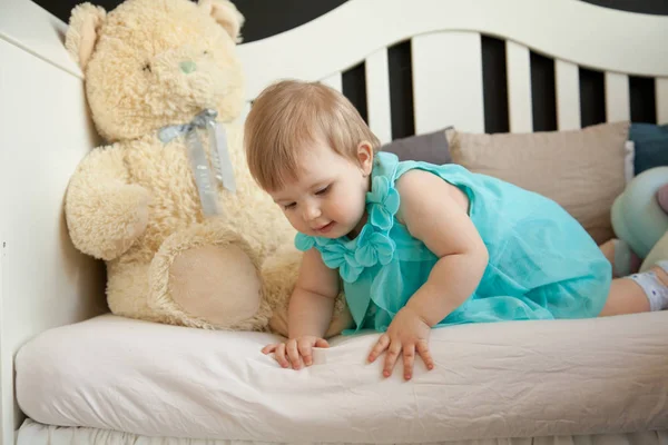 Hübsches junges Mädchen spielt und Spaß mit Eltern hat — Stockfoto