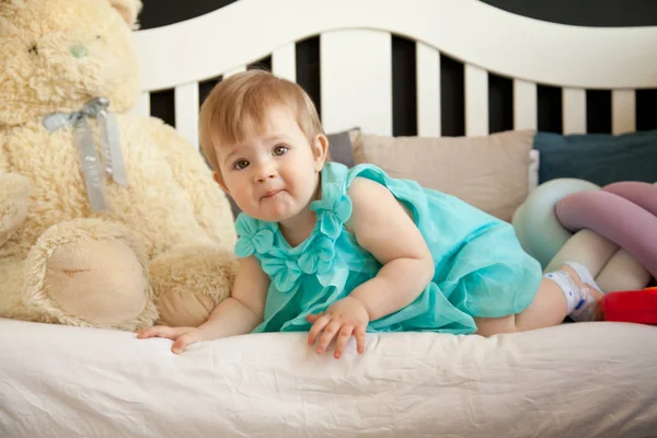 Kleine baby in haar bed ochtend — Stockfoto
