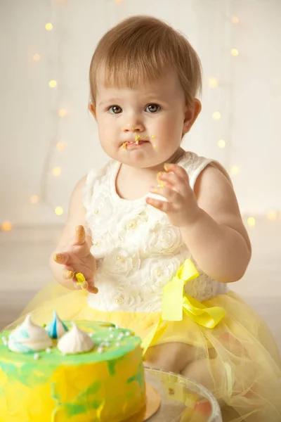 Μωρό γενέθλια ενός έτους κοριτσάκι σύνθλιψη της κίτρινο κέικ — Φωτογραφία Αρχείου