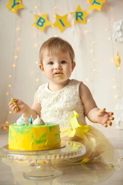 Μωρό γενέθλια ενός έτους κοριτσάκι σύνθλιψη της κίτρινο κέικ — Φωτογραφία Αρχείου