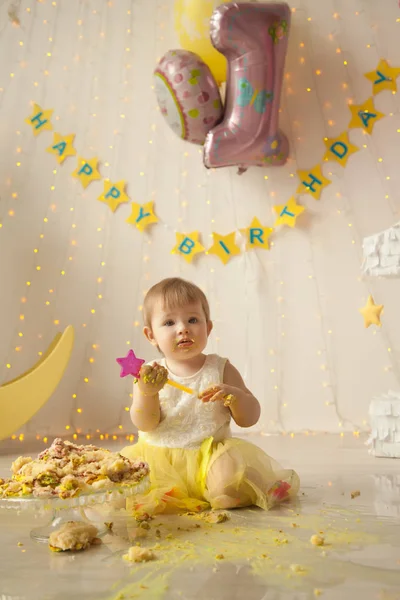 Pequeno bebê aniversário um ano menina esmagando seu bolo amarelo — Fotografia de Stock