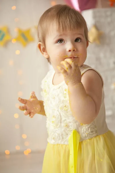 Pequeño bebé cumpleaños un año chica aplastando su amarillo pastel — Foto de Stock