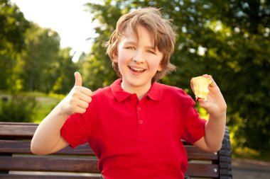 neşeli çocuk çocuk büyük kırmızı elma eğleniyor açık ile