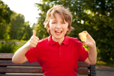 neşeli çocuk çocuk büyük kırmızı elma eğleniyor açık ile