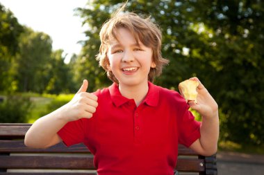 neşeli çocuk çocuk büyük kırmızı elma eğleniyor açık ile