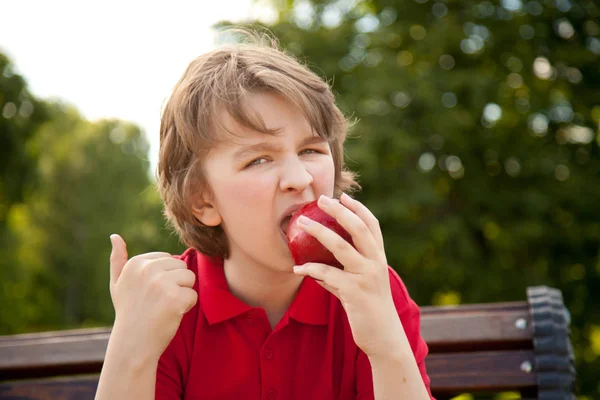 Χαρούμενο παιδί αγόρι με μεγάλο κόκκινο μήλο εξωτερική διασκέδαση — Φωτογραφία Αρχείου