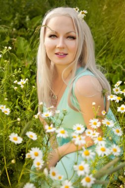 yaz günü açık yürüyen genç ve güzel sarışın kadın