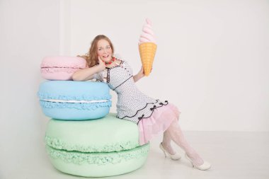 Beyaz arka plan Studio dev tatlılar oldukça genç bir bayanla polka dot PIN dress up