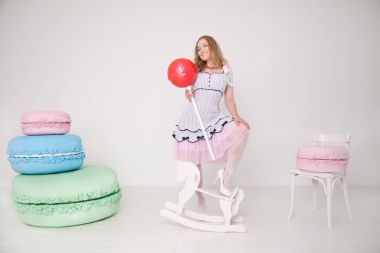 Beyaz arka plan Studio dev tatlılar oldukça genç bir bayanla polka dot PIN dress up