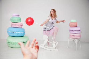 Beyaz arka plan Studio dev tatlılar oldukça genç bir bayanla polka dot PIN dress up